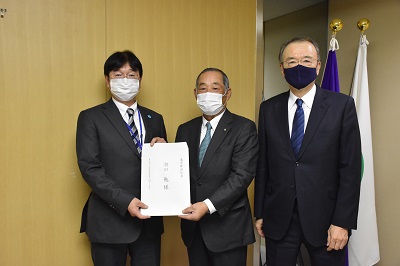 潮田副知事（左）に要望書を手交する上條委員長（中央）と塚本委員長（右）