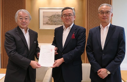 田中委員長（左）へ要望を手交する武田会長（中央）と国分委員長（右）