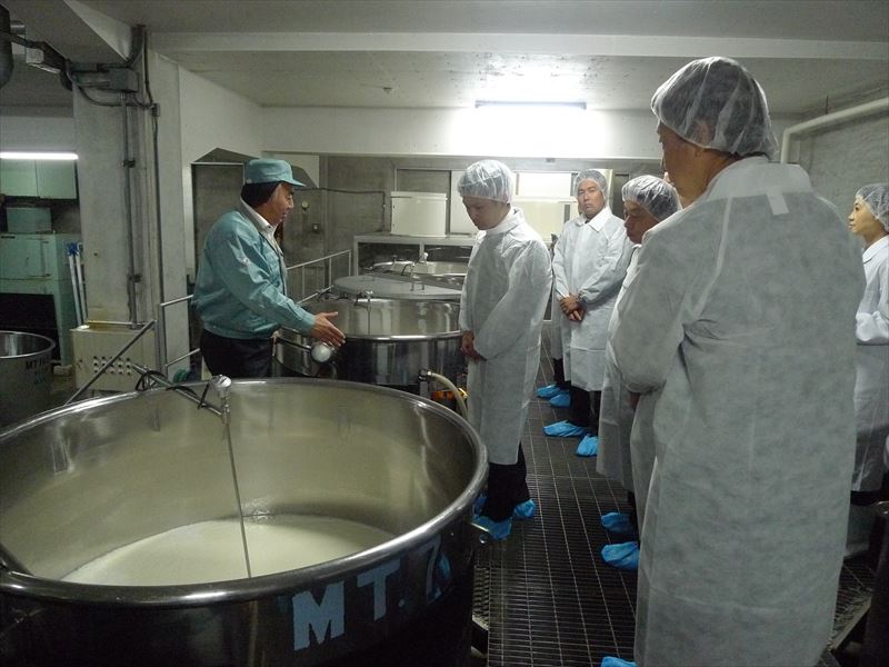 福光屋にて日本酒の製造工程について説明を受ける様子
