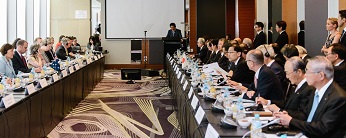 　　　　「ビジネス会合」であいさつする安倍首相（中央奥）と三村会頭（右から2人目）　　　　　　　　　　　　　　　　　　　　　　写真提供：日本貿易振興機構（JETRO）