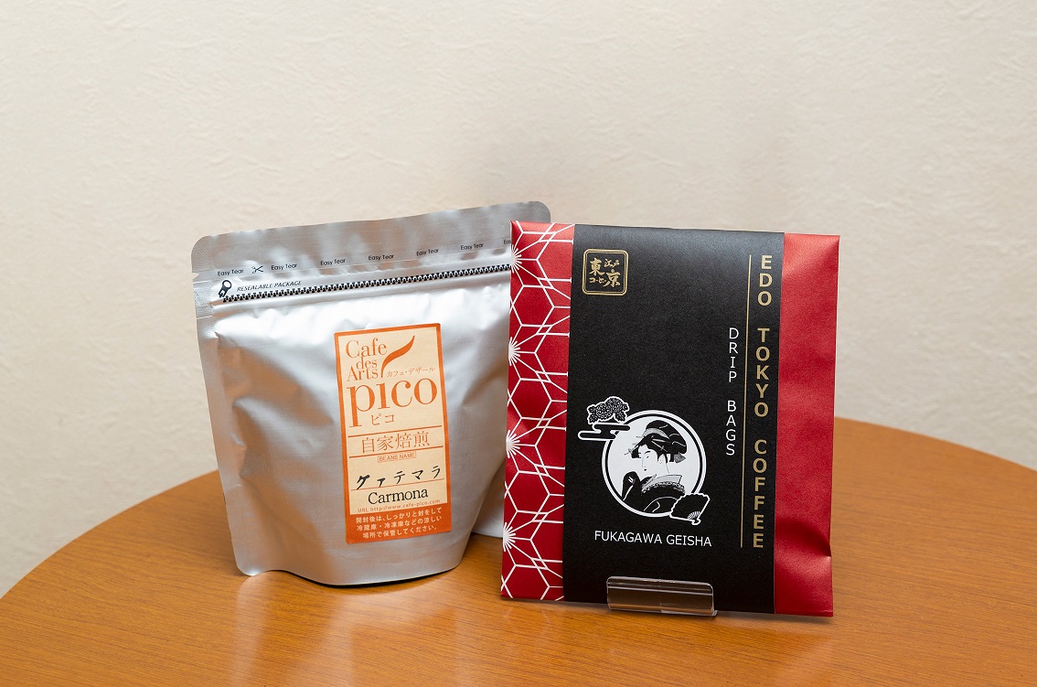 左／スペシャルティコーヒー：独自の焙煎方法で、産地・生産者ごとに異なる豆の個性を最も引き出す焙煎を行う。右／江戸東京コーヒー：「東京土産にPICOのコーヒーが欲しい」というお客さまの要望から、厳選したコーヒーを使ったブレンドに「江戸東京」と名付けた。