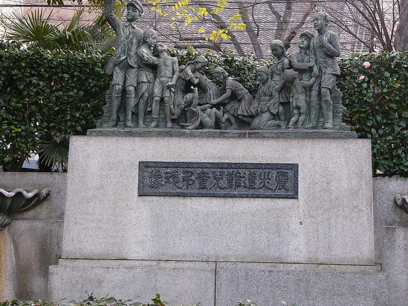 東京都慰霊堂の横にたたずむ震災遭難児童弔魂像