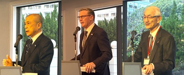 左から広瀬委員長・シーラー次期大使・進藤副委員長