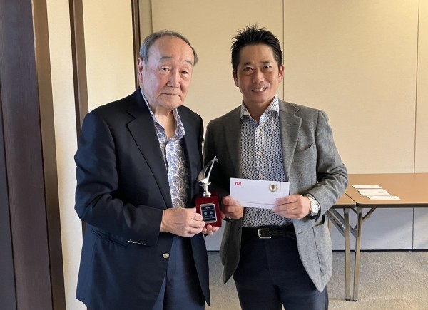 優勝の髙橋理昌氏へ表彰する溝口会長