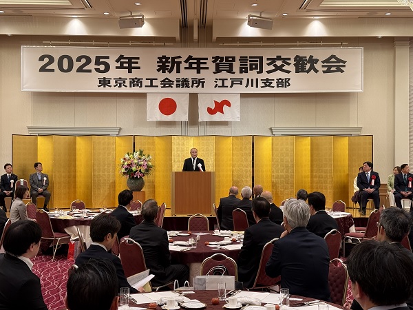 あいさつする森本会長