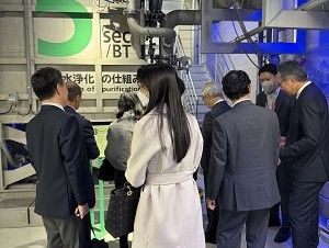 視察の様子（濠水浄化施設）