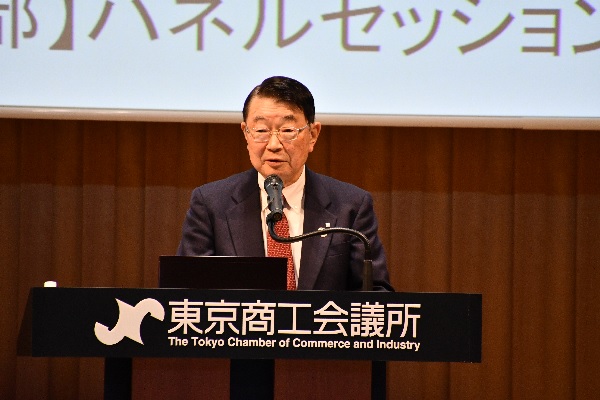 主催者挨拶をする中山座長