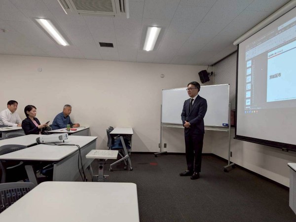 総会で挨拶する野村幹事長