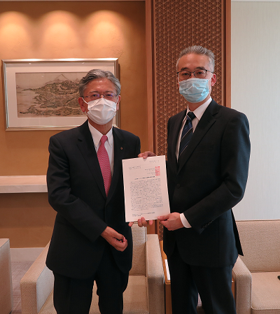大久保委員長（右）へ要望を提出する国分委員長（左）