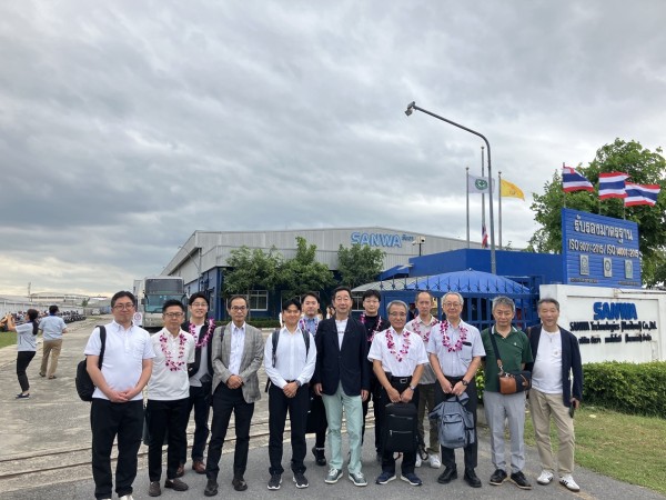 アユタヤ工場前での集合写真