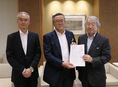田中委員長（右）へ要望を手交する武田会長（中央）と国分委員長（左）