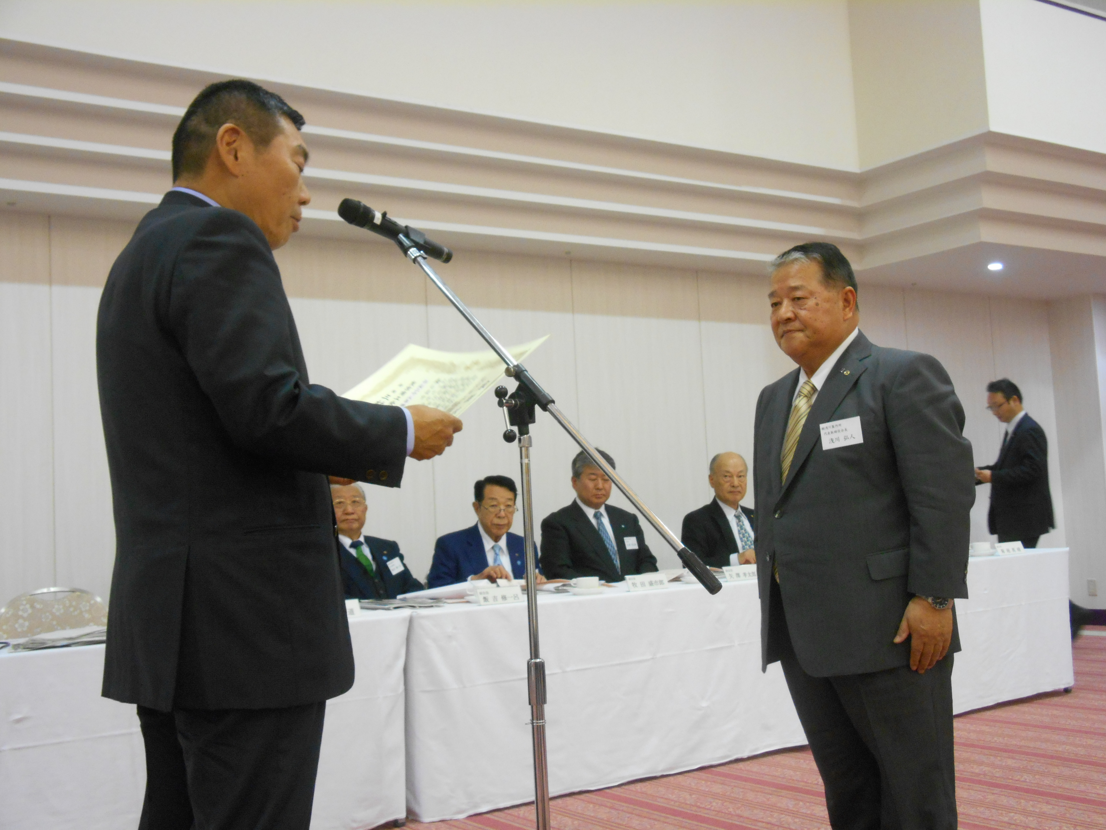 会頭表彰を受ける浅川会長