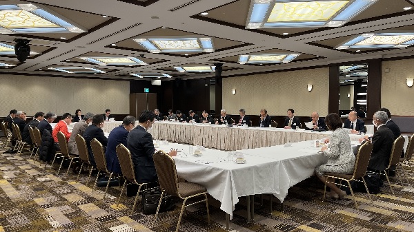 懇談会にて意見交換する参加者ら