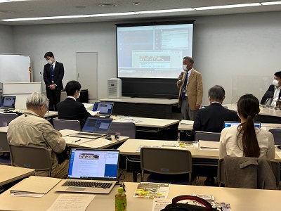 あいさつする犬塚分科会長
