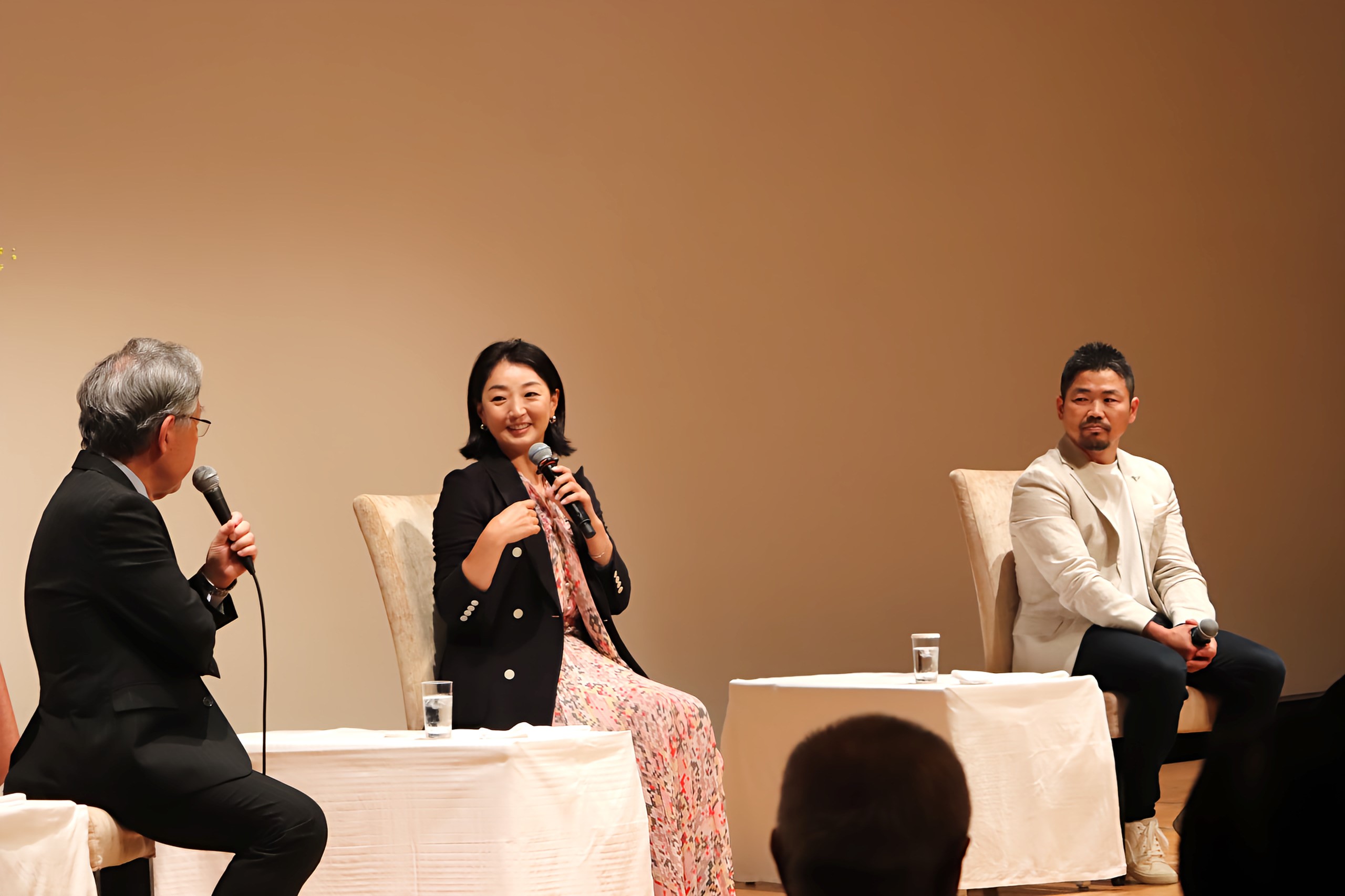 講演する岩崎恭子氏(中央)と田中史朗氏(右)