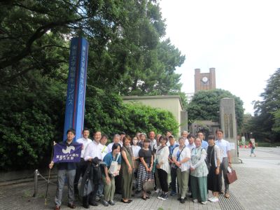 駒場キャンパス正門前での集合写真