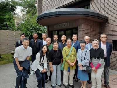 大樋美術館前での集合写真
