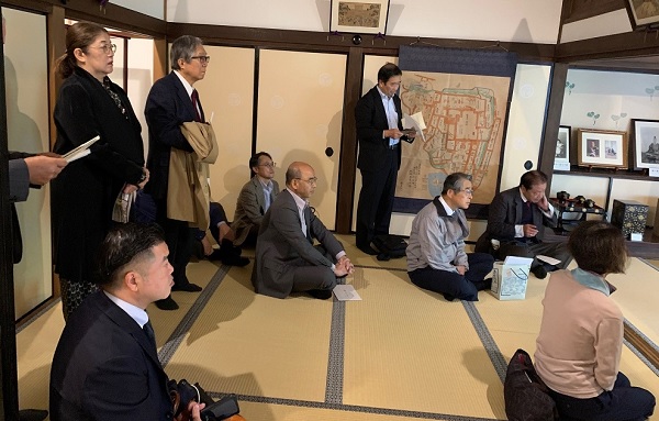 住職の講話を聴く参加者