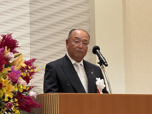 式典であいさつする森本会長