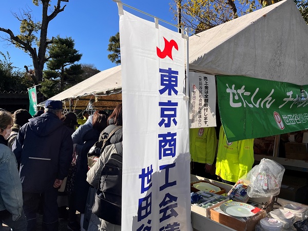 多くの人で賑わうチャリティーバザー