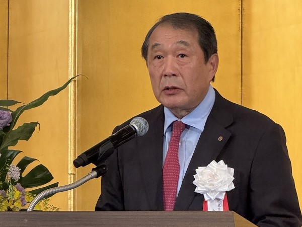 挨拶をする飯野会長