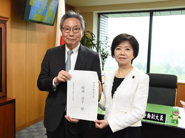 鰐淵厚生労働副大臣(右)に要望を手交する小山田労働委員長(左)