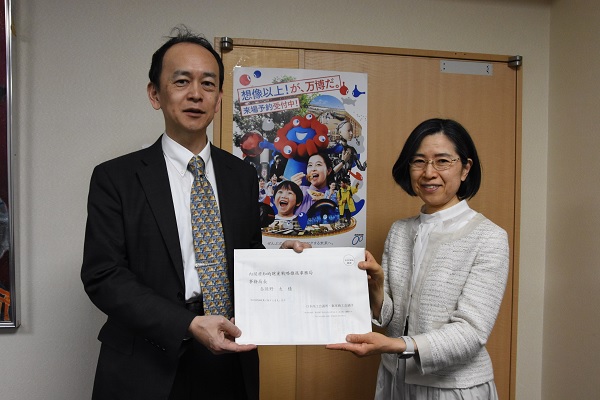 内閣府・奈須野知的財産戦略推進事務局長（写真：左）に意見書を手交する宗像委員長（写真：右）