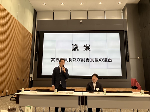 挨拶する正村会長