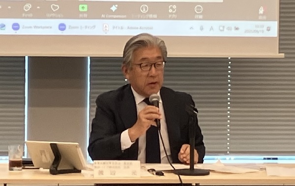 挨拶をする渡辺委員長