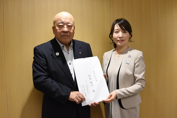 手交の様子