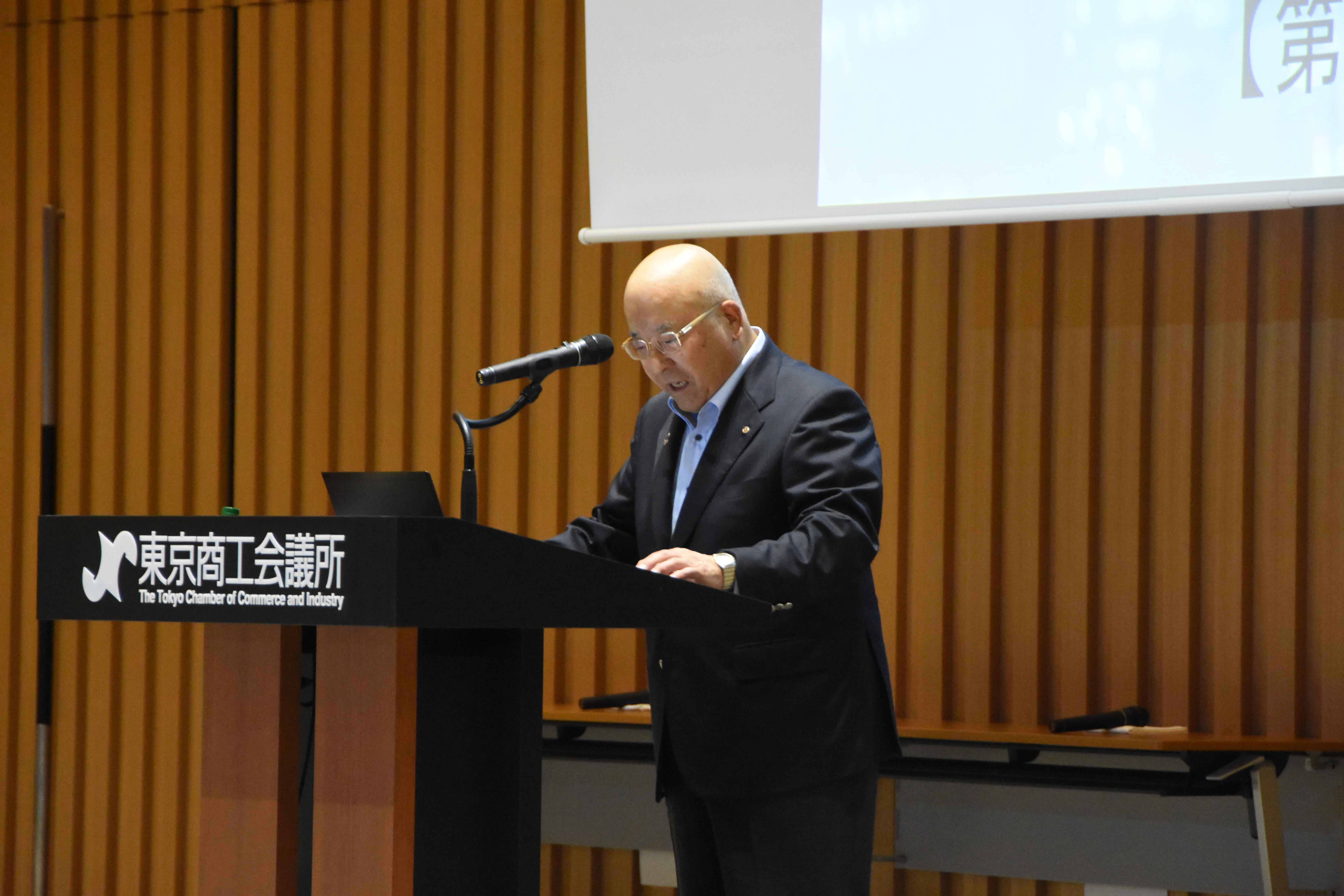 主催者挨拶をする田川副会頭