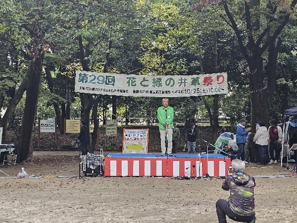 挨拶をする井口昌美会長