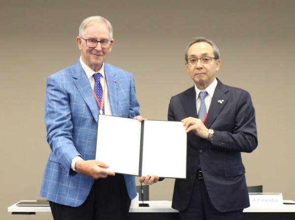 共同声明に署名した市川委員長とケネディ委員長