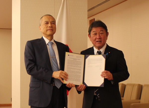 採択された共同声明を手に持つ茂木外務大臣（右）と広瀬委員長（左）