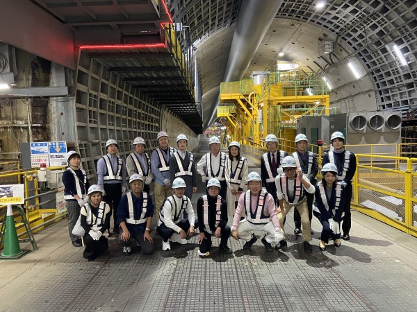トンネル工事現場での集合写真
