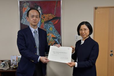 内閣府・奈須野知的財産戦略推進事務局長（写真：左）に意見書を手交する宗像委員長（写真：右）