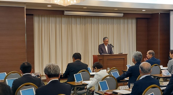 役員会・評議員会で挨拶する深尾会長