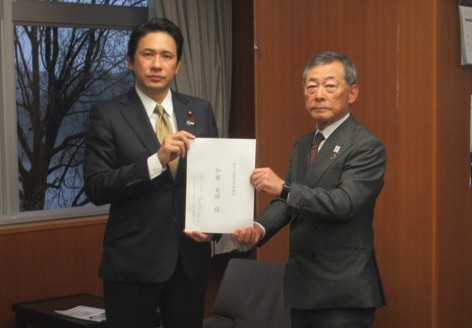 加藤国土交通大臣政務官（左）に要望書を手交する今井首都圏問題委員長（右）