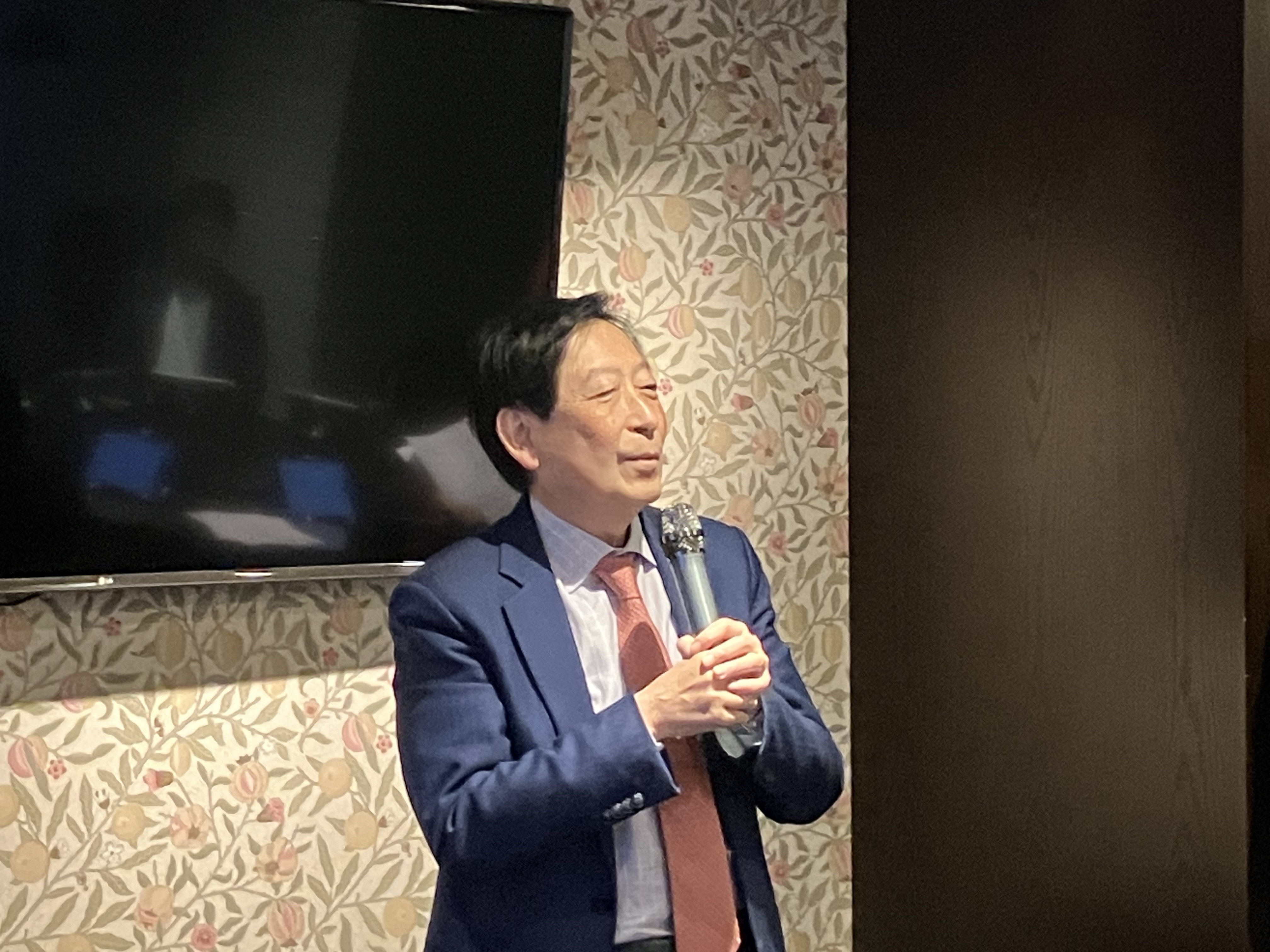 挨拶する岡田会長