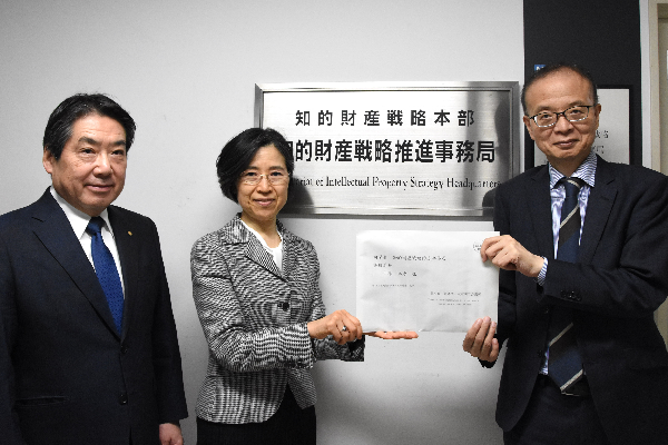 中原事務局長に要望書を手交する宗像委員長（写真：中央）、髙木委員長（写真：左）