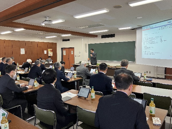 挨拶する正村会長