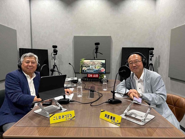 パーソナリティの越野北支部会長（左）とゲストの丸源飲料工業株式会社社長・阿部貴明氏（墨田支部顧問・東商副会頭）（右）