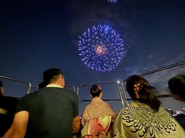 屋形船の舳先から花火を観覧