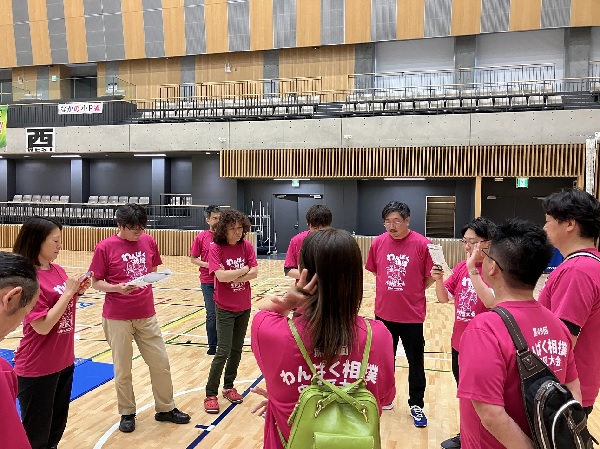 スタッフＴシャツに着替え打合せする青年部メンバー