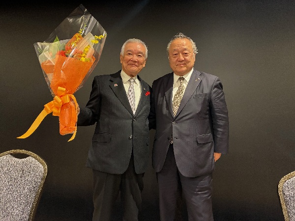 桑山会長(左)と二木新会長(右)