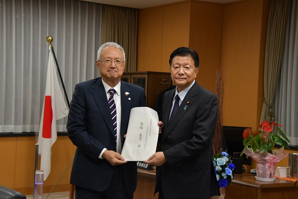新藤大臣（右）に提言を手交する中山委員長（左）
