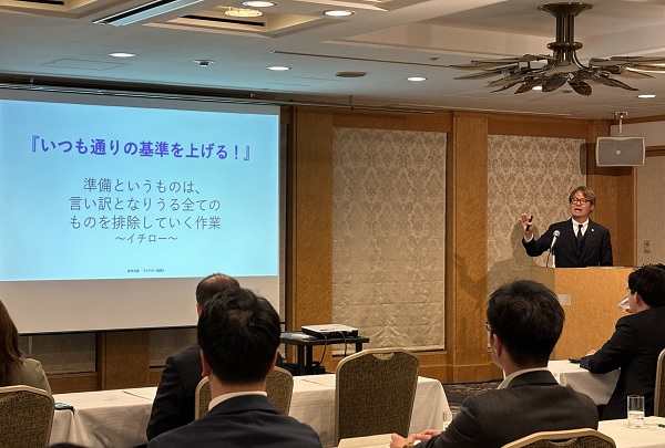 講演する森岡氏