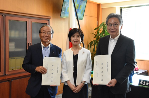鰐淵厚生労働副大臣(中）にレポート・要望を手交する小山田労働委員長（右）と矢口多様な人材活躍委員長（左）