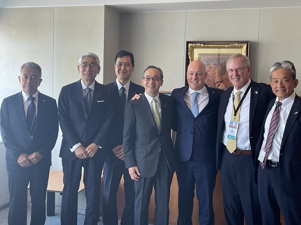 ラクソン首相と正副委員長
