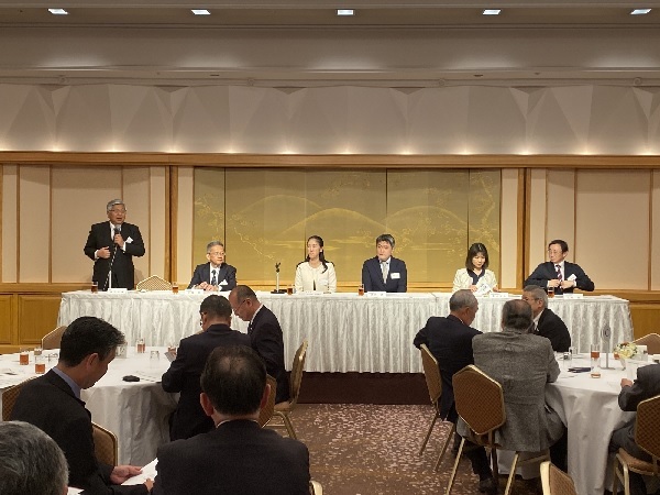 懇談会であいさつをする越野会長（左）